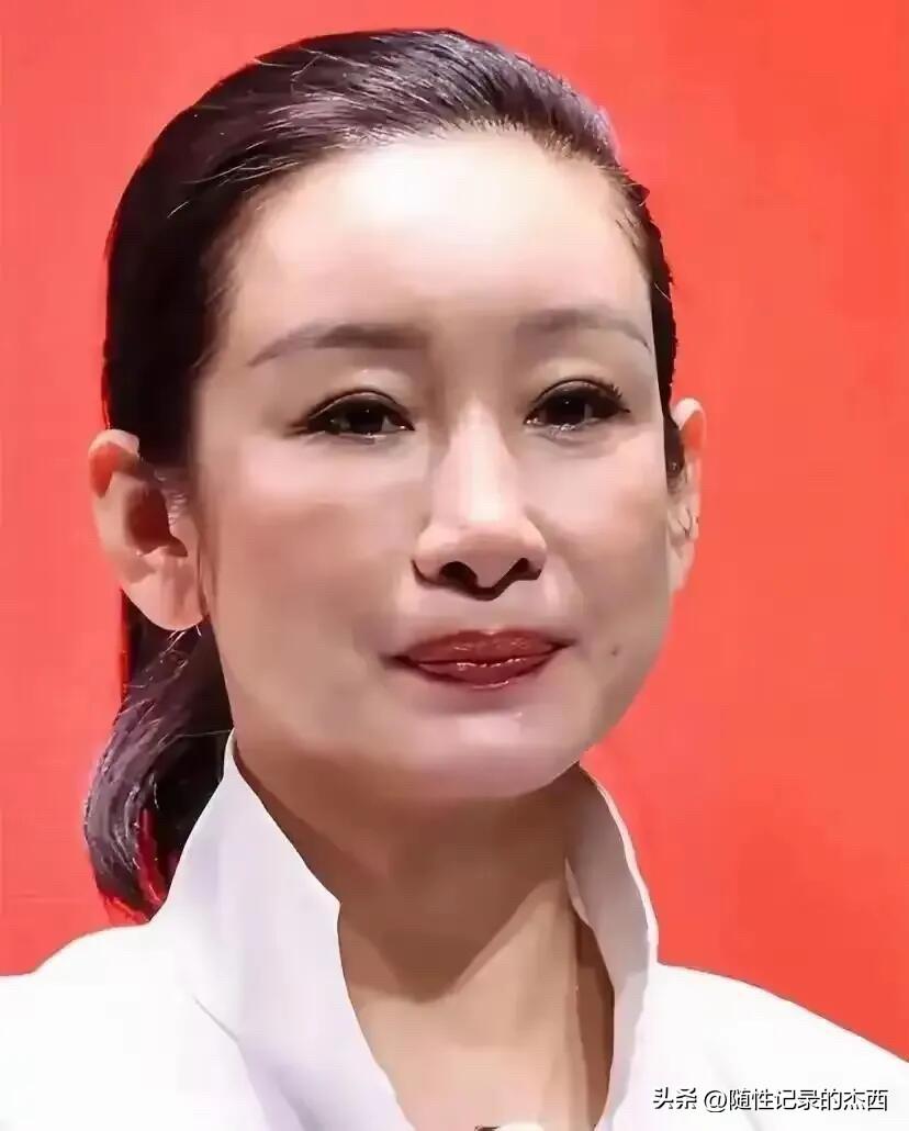 真是岁月不饶人,秦海璐真的老了,老的一点女人味都没有，看起来就像大妈了。

她的