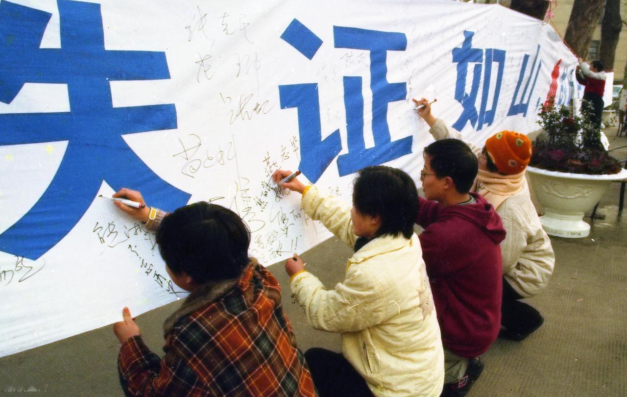 十四岁的杨某某、十五岁的徐某某、十六岁的周某。

三个半大孩子，用压岁钱和零花钱