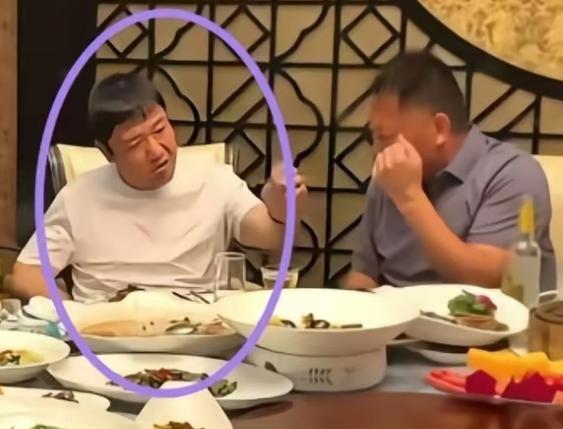 贾冰这几天估计很郁闷，因为在私下的饭局上说了几句“糙话”，然后被同桌吃饭的人给偷