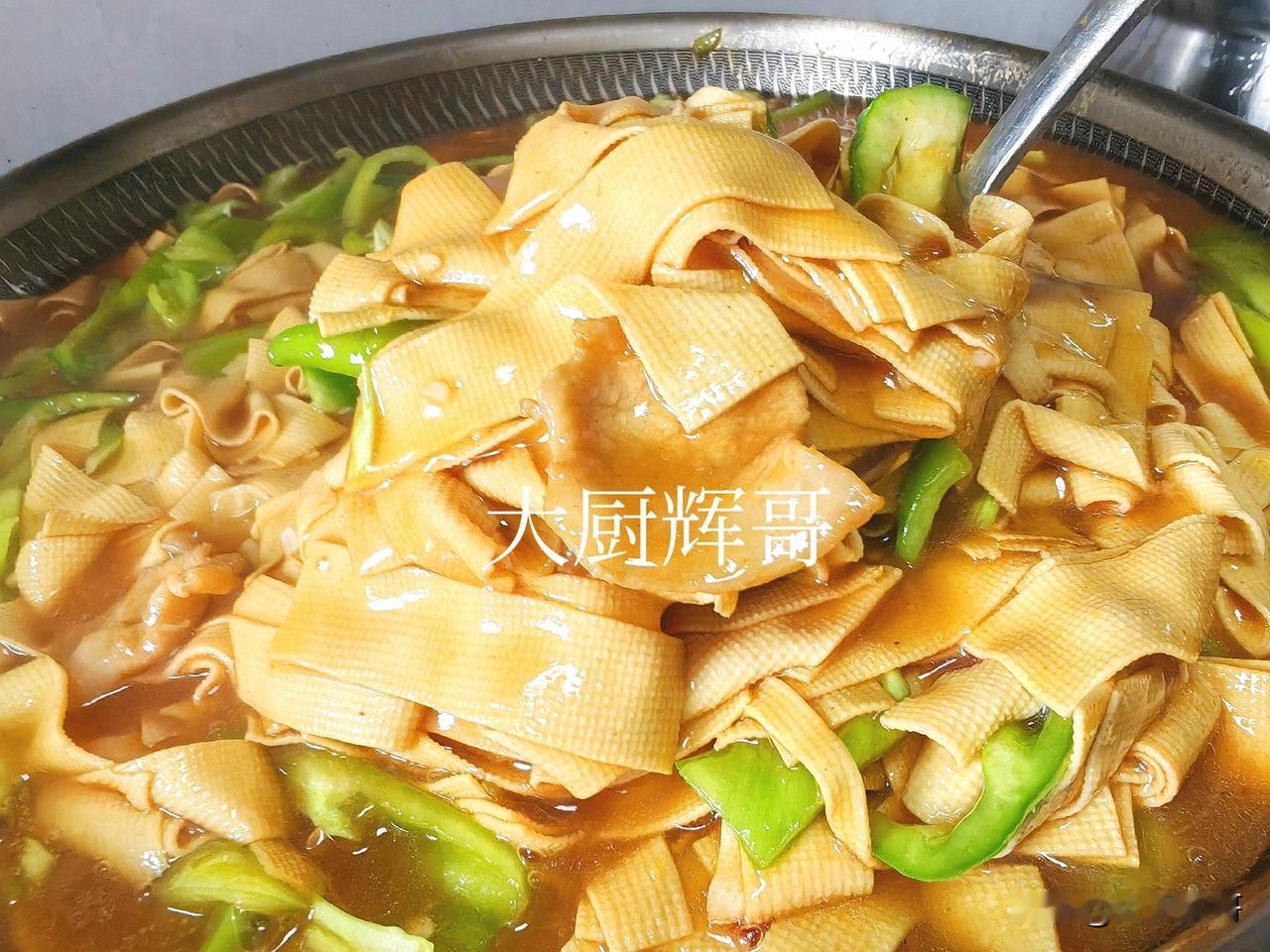 黑龙江的尖椒干豆腐是好吃又下饭的菜，东北人都喜欢吃也喜欢做。
尖椒干豆腐严格意义