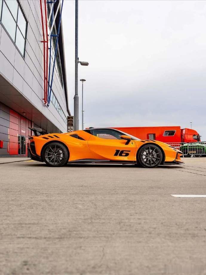 封神颜值的 SF90XX Stradale，定制专属特殊车漆，绚烂又低调，将浪漫