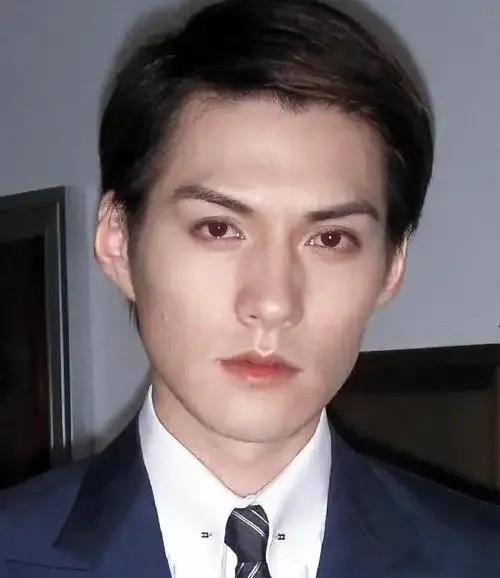 严屹宽说，我21岁的时候因为相貌太帅气，被富婆看中，要出1个亿要包养我，她的要求