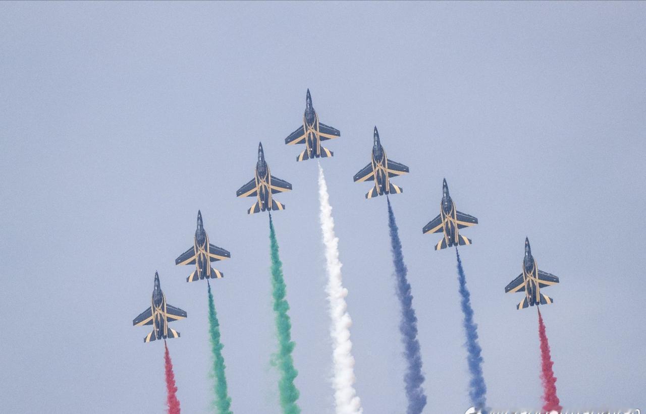 2025迪拜航展上，阿联酋空军骑士使用中航工业L15高级教练机首秀！[飞机][飞