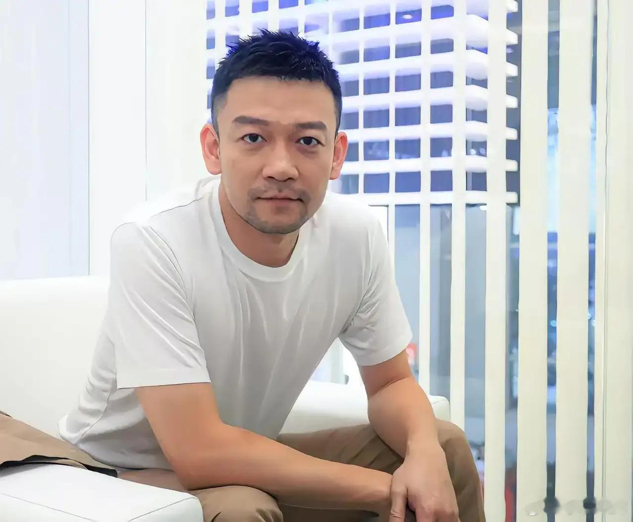 郭帆边看边记笔记 《流浪地球》导演——郭帆现年45岁，山东人，北电高材生，中影协