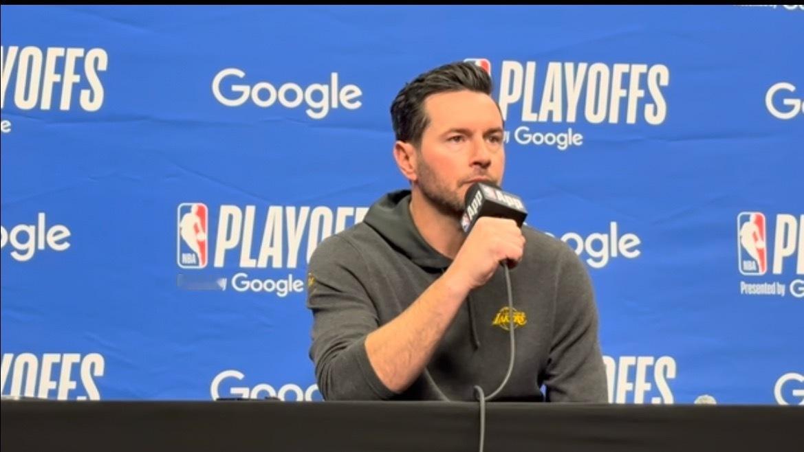 雷迪克表示，东契奇昨天已经返回洛杉矶，精神状态“非常不错”。火箭vs湖人