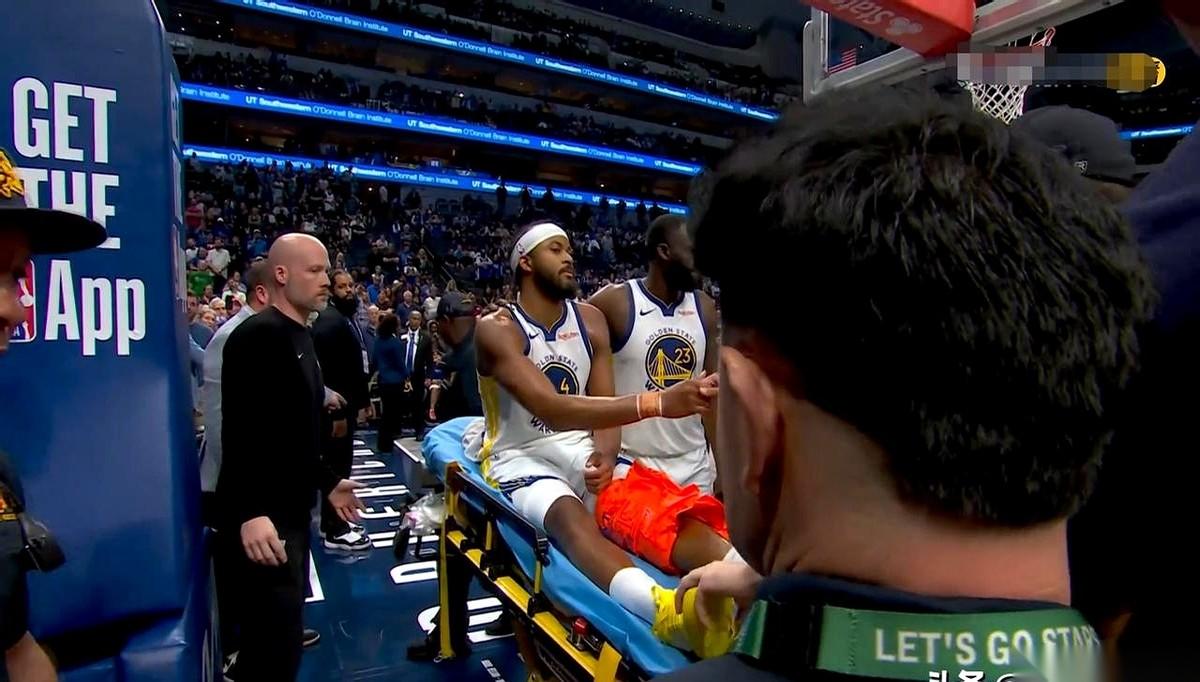 勇士137分赢了独行侠，更衣室那边还在欢呼。
但一条走廊之外，气氛完全是另一个世