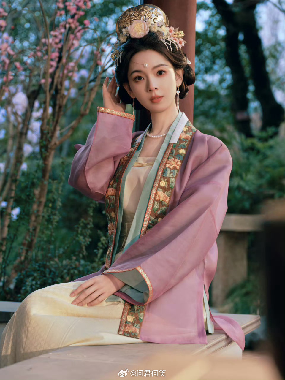 跟陈瑶一起看花灯咏春 灯影摇红，时光放缓，她的歌声让春天停在眉眼之间。 一袭华服