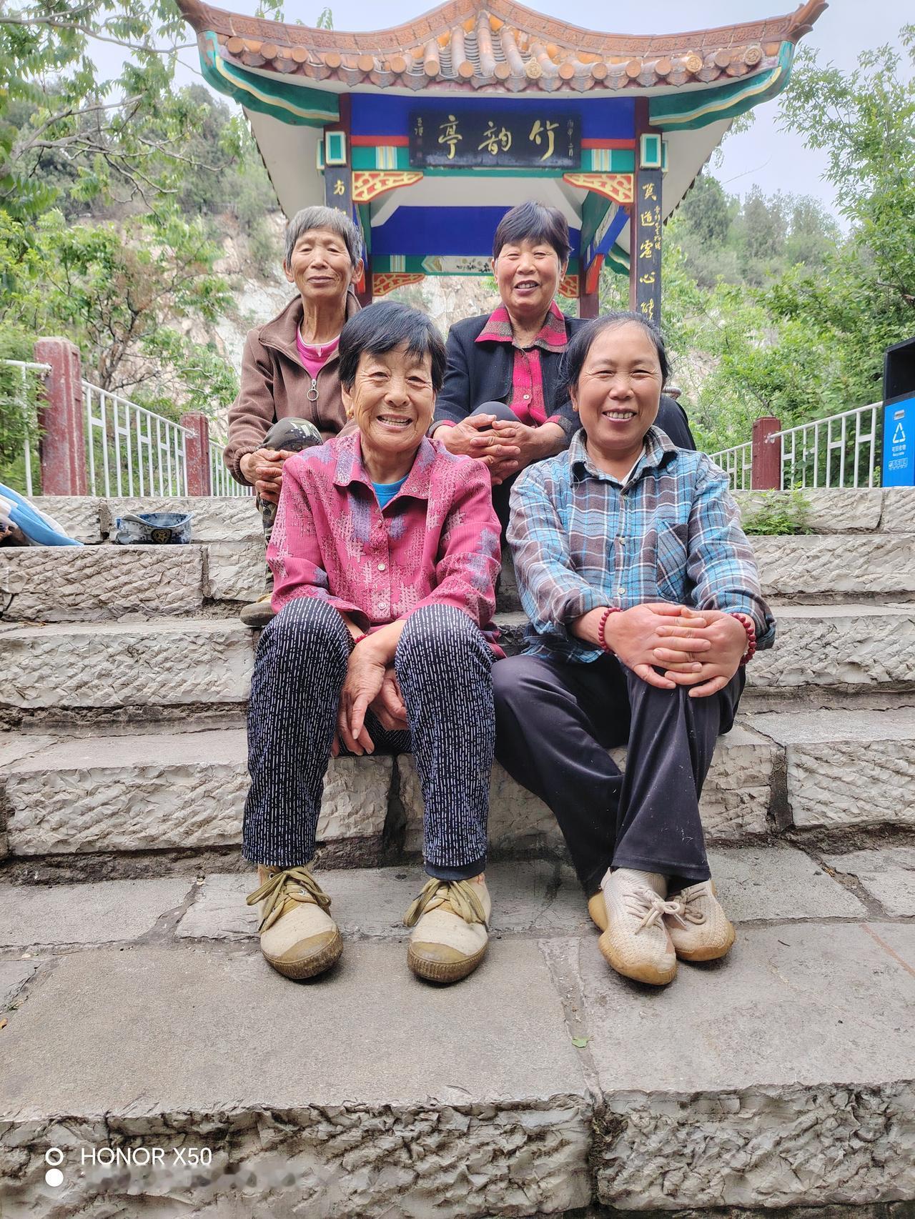 记录我的2026、几个好姐妹在唐山凤凰山公园合影留念，公园里风景优美，鸟语花香，