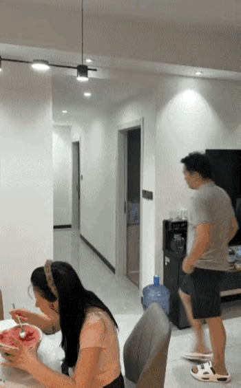 兄弟啊
你是怎么了
平时被敲诈的太狠了吗[捂脸]