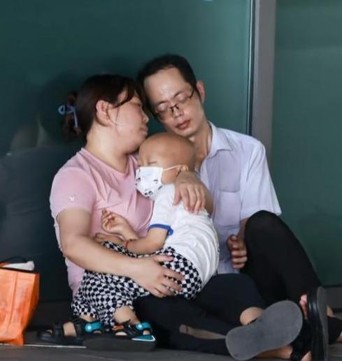 “看哭了！”四川，男子偶遇一家3口坐在医院的地上睡觉，觉得心酸，就给他们留了一句