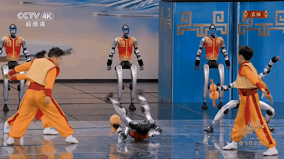 厉害了我的国，中国机器人的发展速度太恐怖了！
一年一个质的飞跃。去年步里蹒跚，今