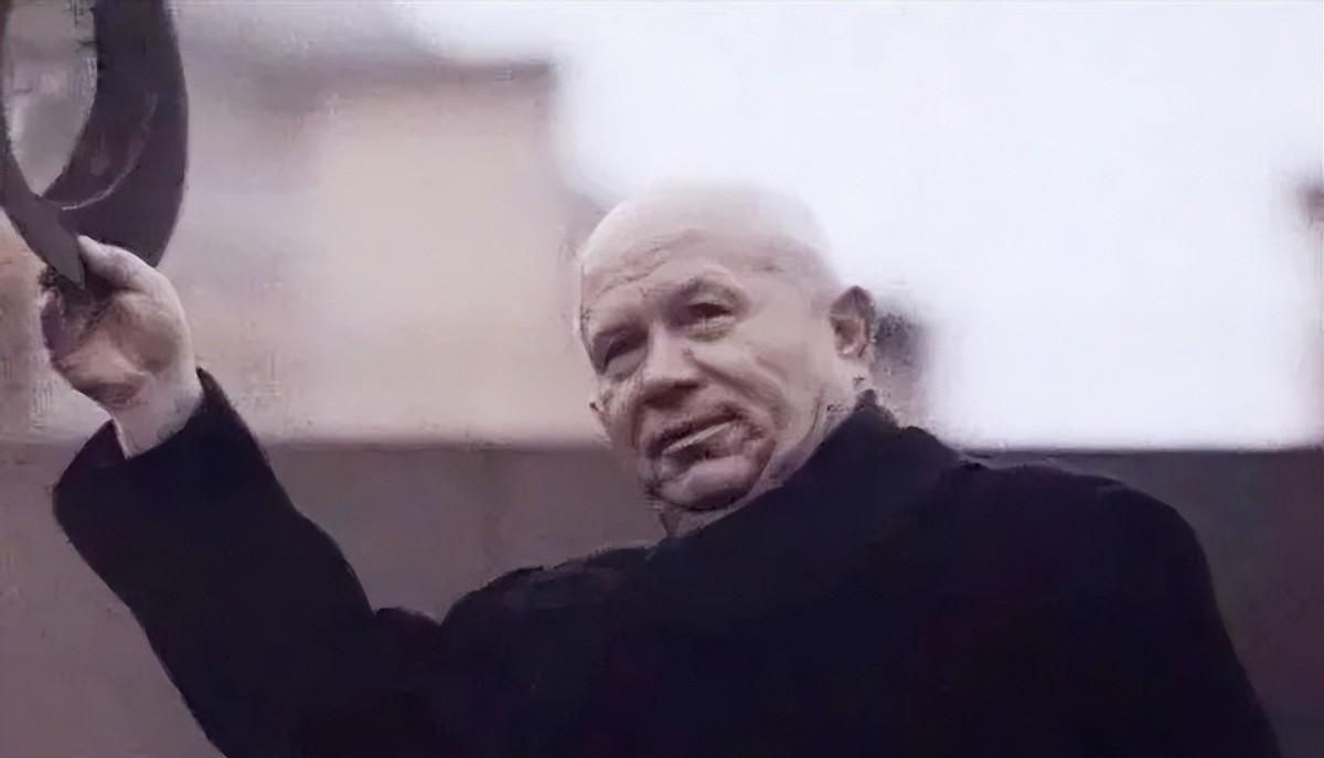 1959年国庆前夕，苏联最高领导人赫鲁晓夫率团访华。

没有红地毯，没有欢迎人群