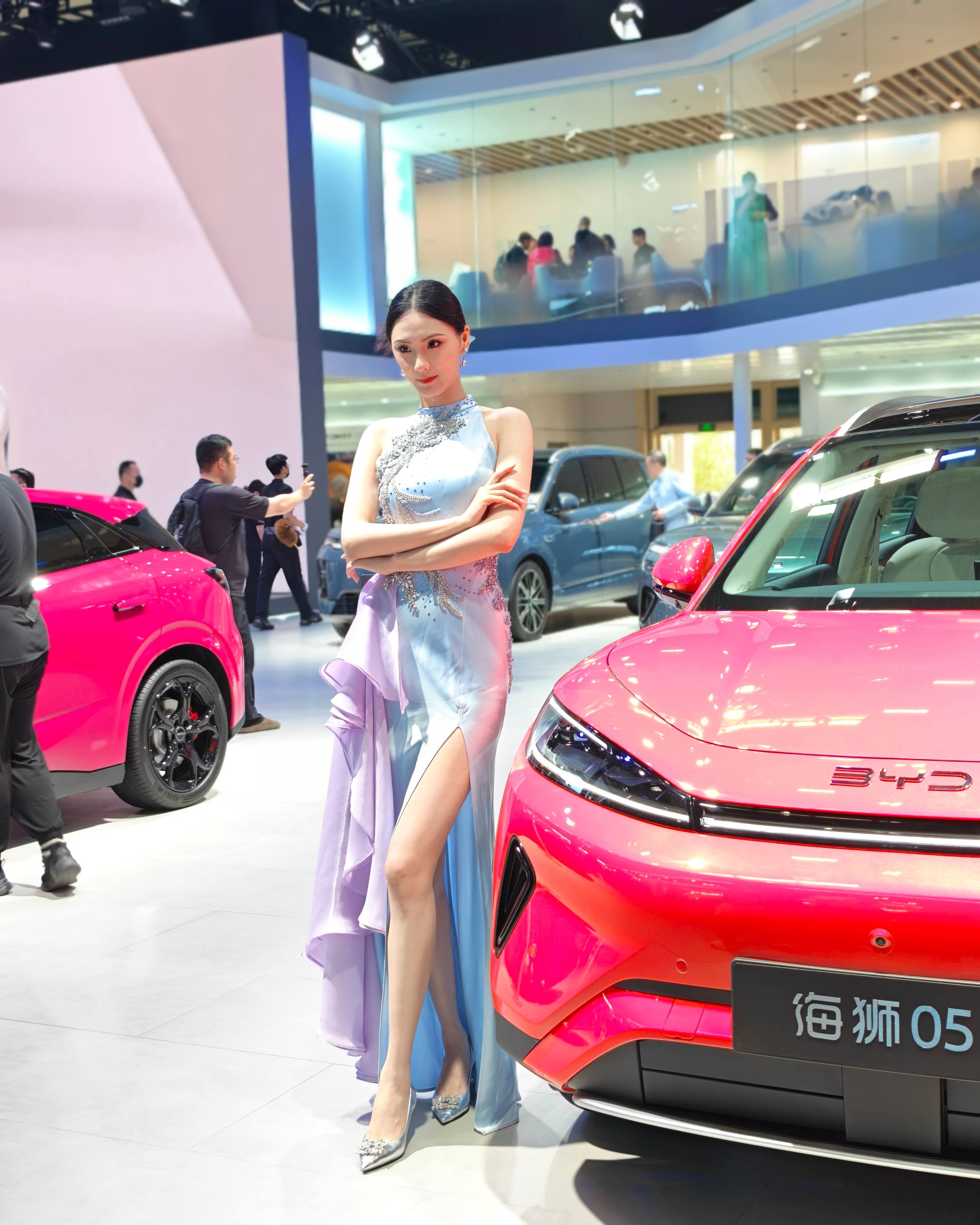 北京车展又是看🦵的一天，所以大家认为哪个小姐姐的🦵更好看呢… 