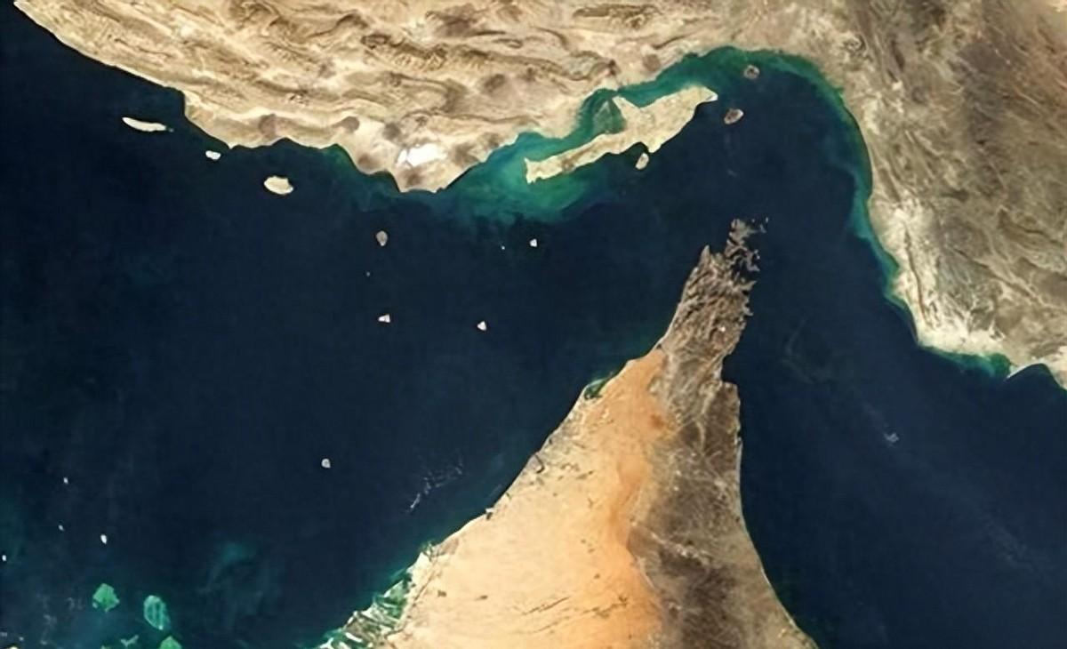 霍尔木兹海峡，全球最窄的能源咽喉，每天1700万桶石油的必经之路。最窄处仅仅33