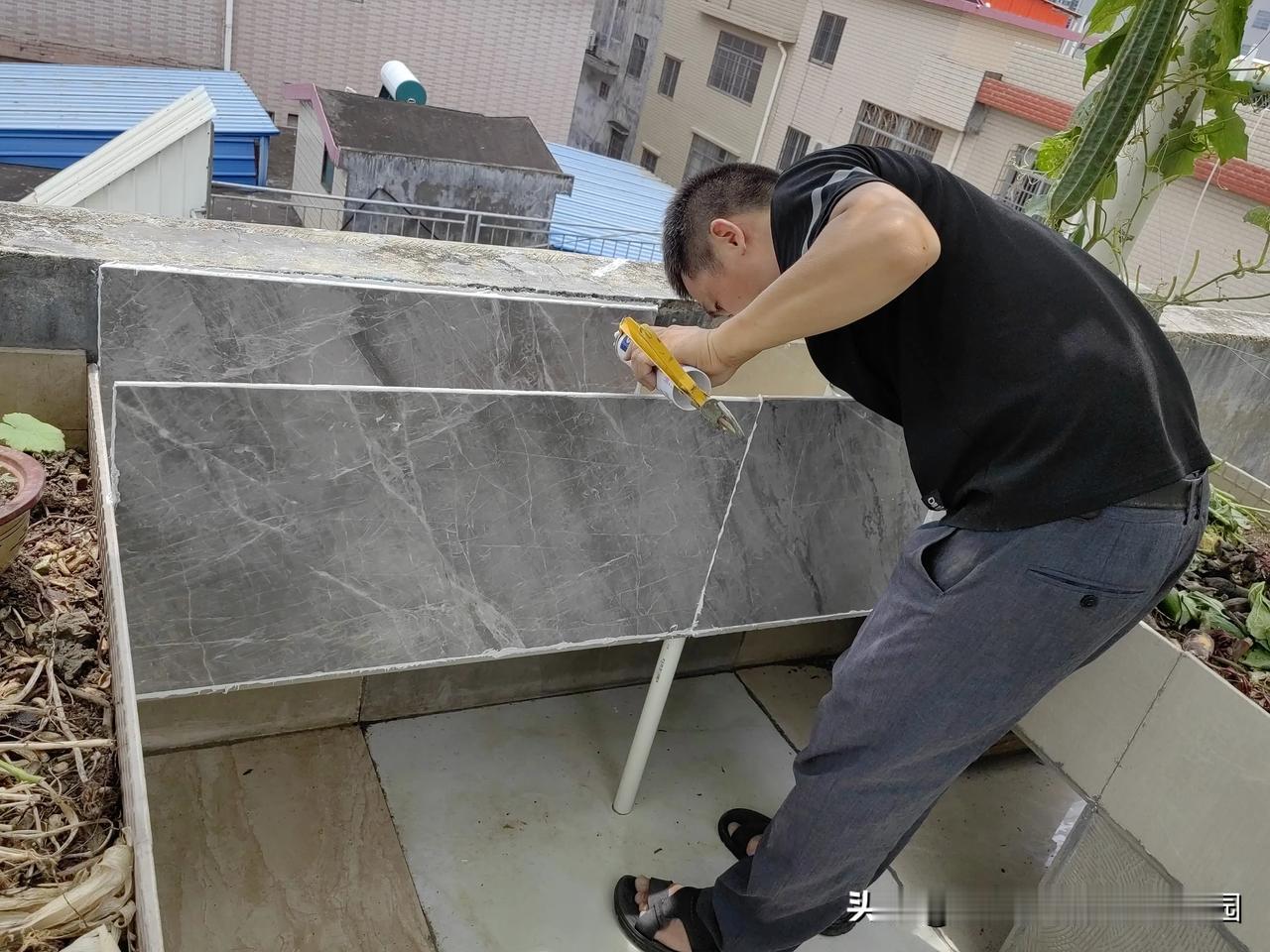 我和老公都有相同的爱好，喜欢自己种菜。老公在楼顶建立体菜池，他喜欢养龟，我喜欢种