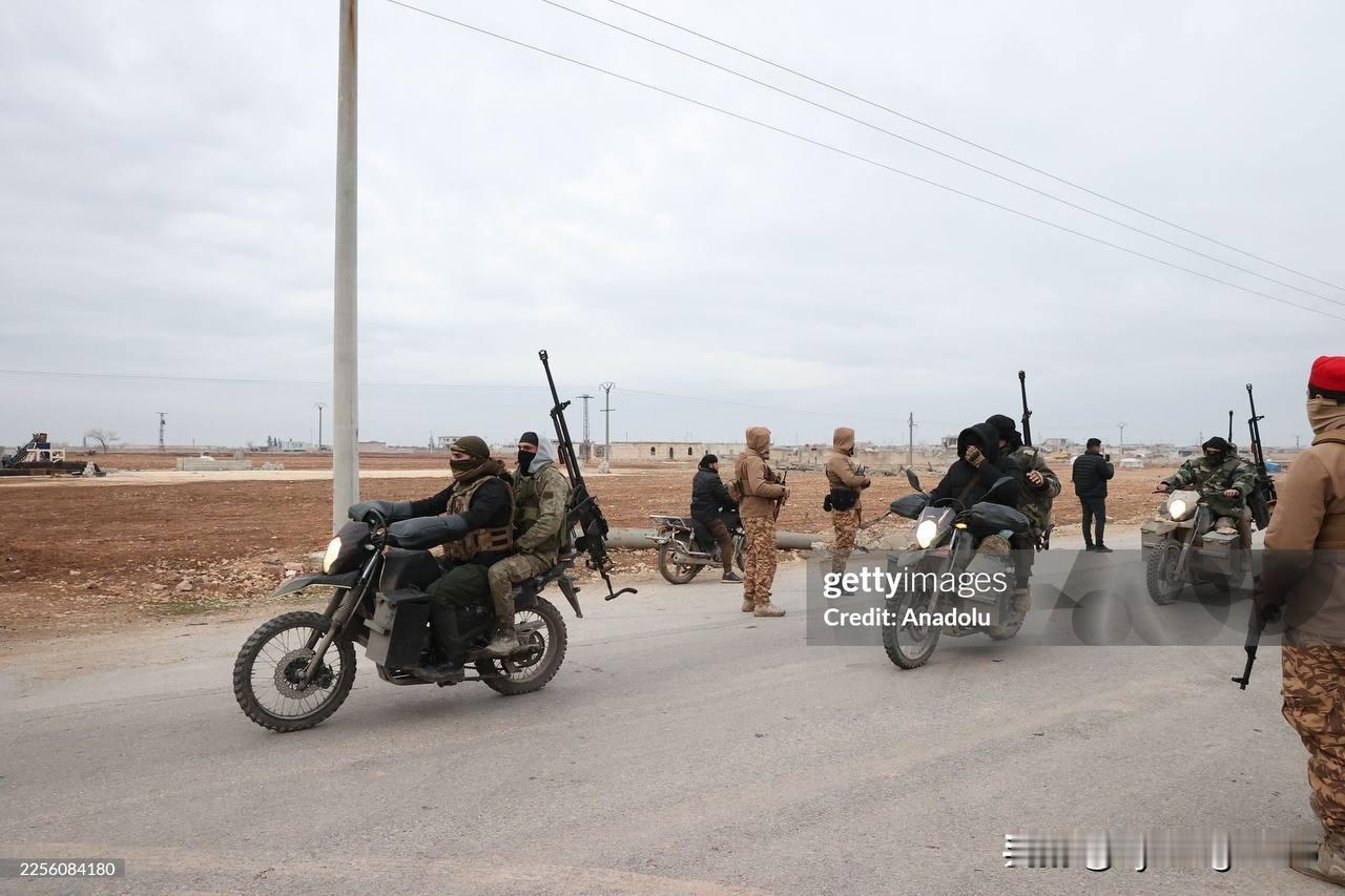 🇸🇾叙利亚新军（前身为HTS）的摩托化步兵，部署在对库尔德人的军事行动中。本