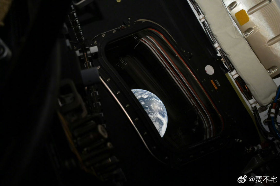 阿尔忒弥斯2号宇航员舷窗照我们的蓝色地球真的太美了！ 
