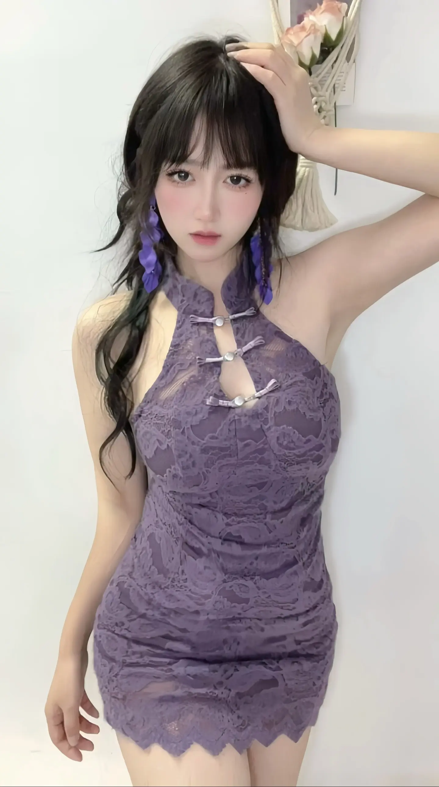 牵姨的手。