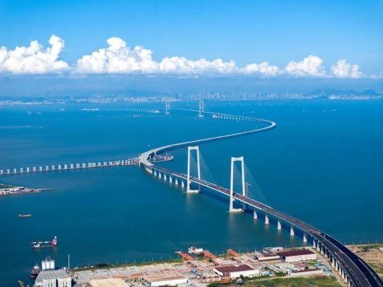 伶仃洋上，一条长虹横亘在波涛之上。日前，随着深中通道的全线贯通，深圳、中山两市正
