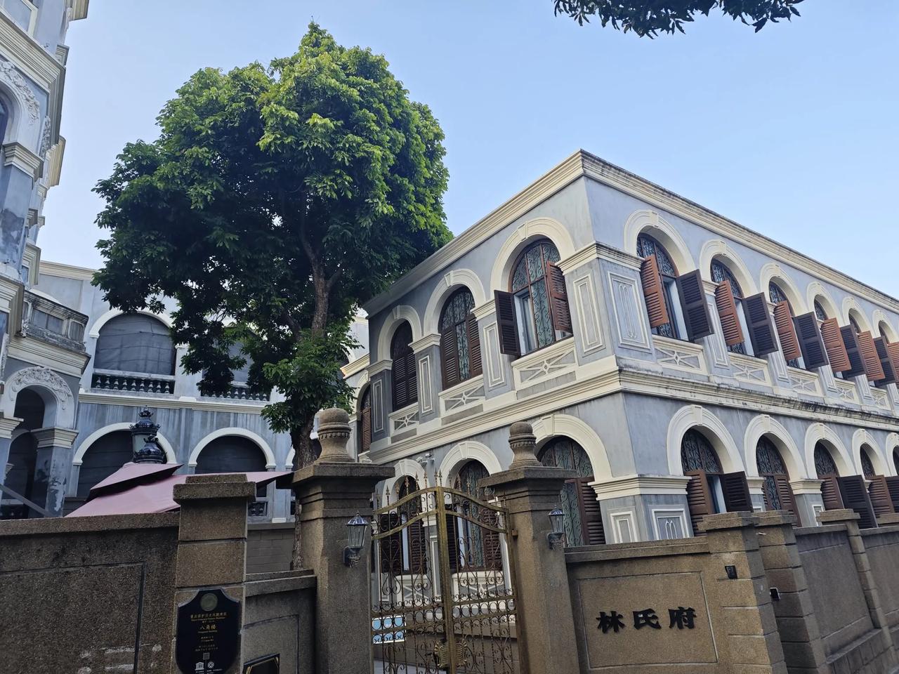 每个建筑背后都有故事，每个故事都那么动人。今时今日的繁花与你我，会不会也是数年后