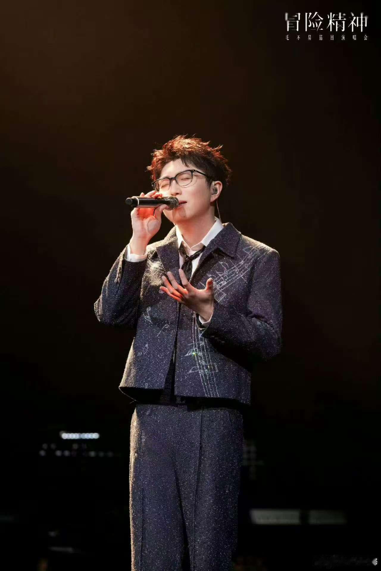 毛不易在厦门上演爱饼才会赢 毛毛厦门演唱会新花样，博饼文化融入点歌环节，文化之旅