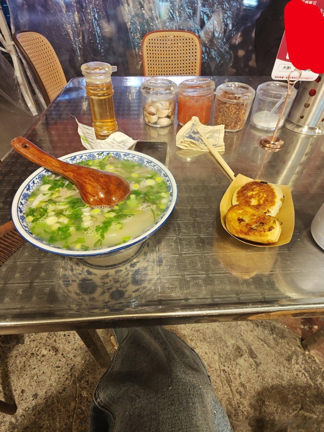 太冷了 今天居然有寒潮预警赶紧来吃碗羊肉汤（➕米线）这个辣椒是用羊油炒的太香了