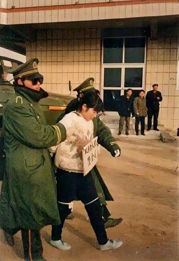 1995年，陕西咸阳，陆金凤被押赴刑场前，留下的一张老照片，镜头中的她穿着一件白