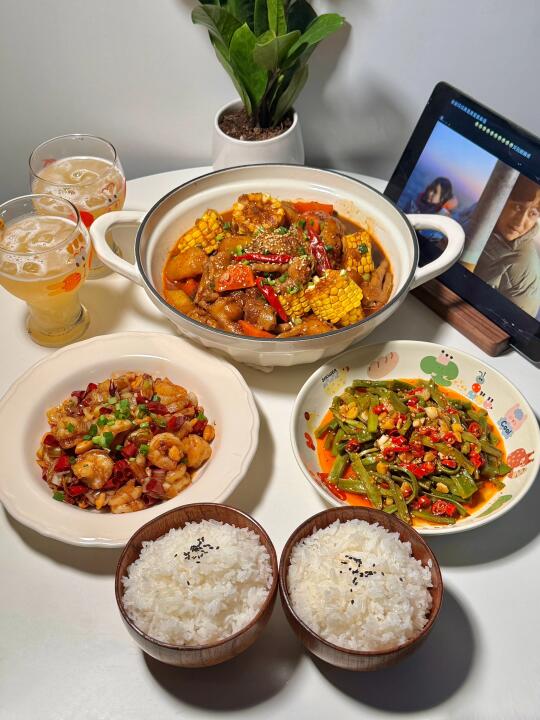 二人食晚餐❣️今天吃鸡翅鸡爪煲 宫爆虾球