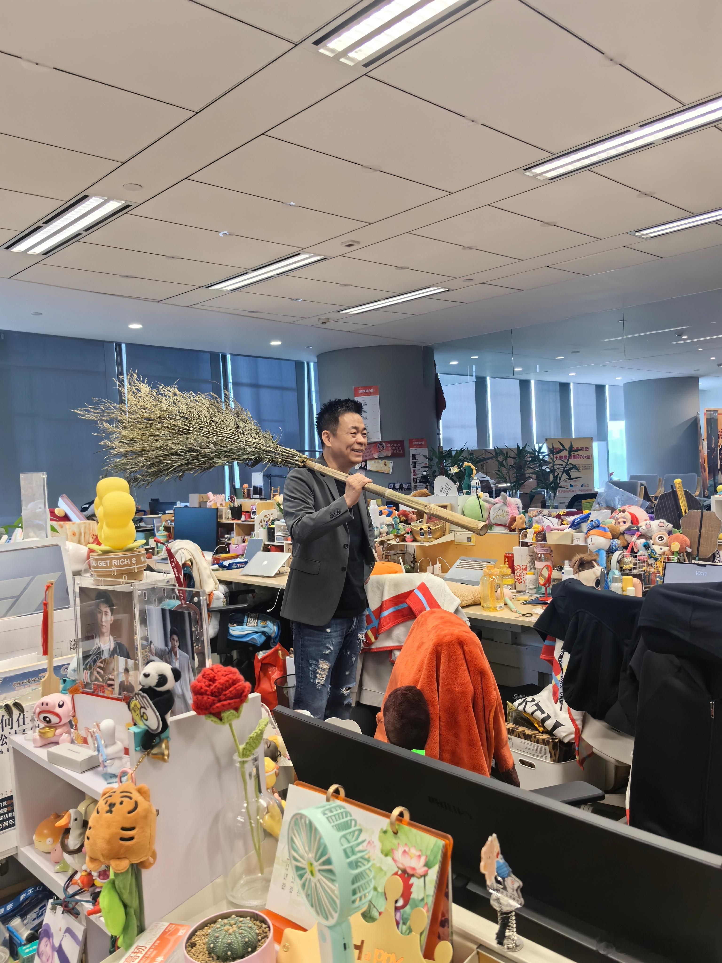 孙浩扫地僧真拿扫帚来扫楼了孙浩太会整活！别人扫楼带礼物，他直接拎真扫帚上阵，沉浸