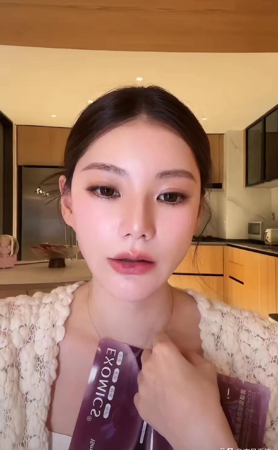 马筱梅今晚直播，被问孩子，直接一句“不回答”。
够狠，也够清醒。
前阵子全网骂她