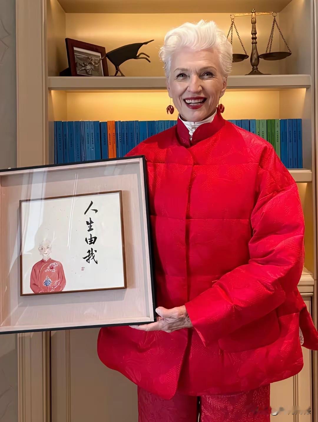 马斯克的母亲，美丽了一辈子，幸福了一辈子，看这老太太穿着打扮，非常的喜庆，充满了