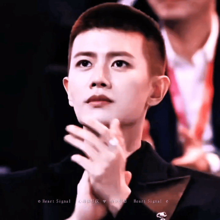 谁懂啊！寸头是检验顶级骨相的唯一标准，大背头是检验顶级皮相的最佳答案，而任嘉伦直