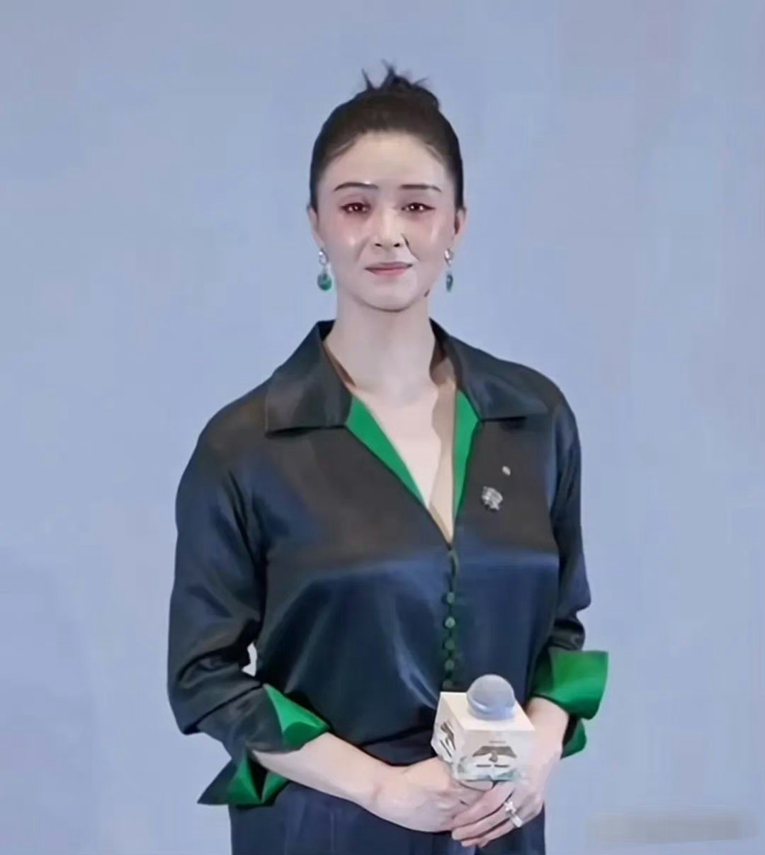 她可真会长，腰粗胯大，头小脖子长，目测至少120斤以上吧，不过这张脸居然看上去比
