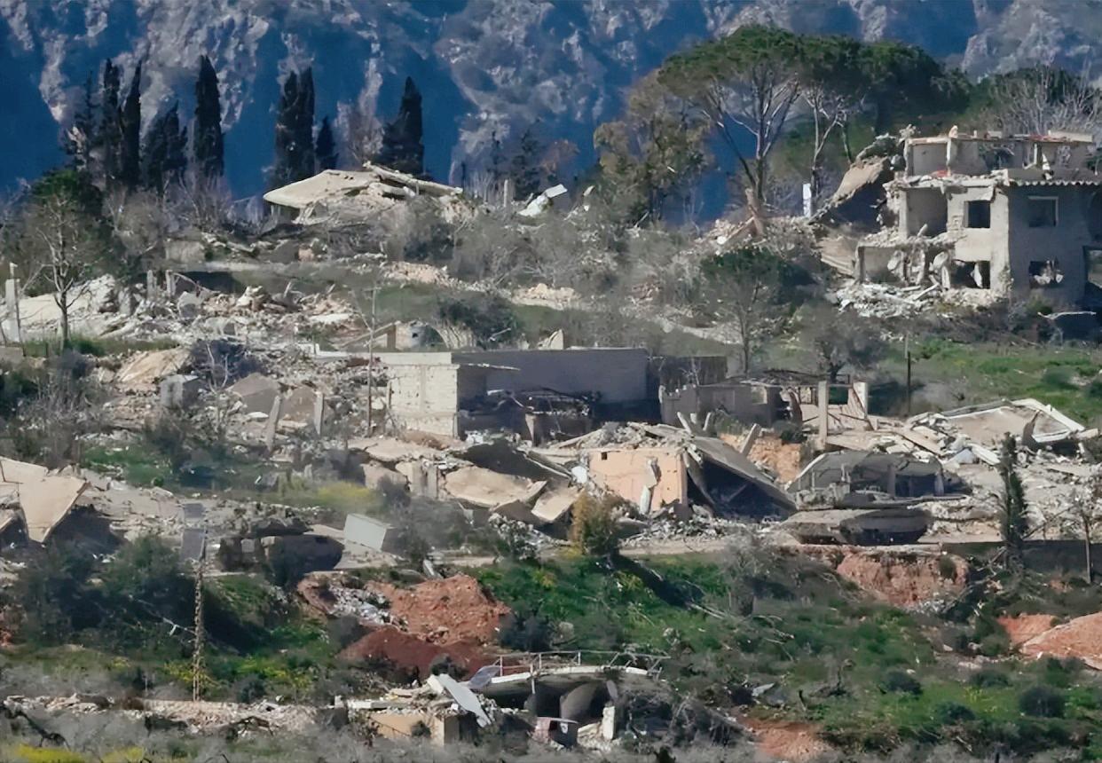 太残忍了，近期黎巴嫩南部边境接连遭遇了以色列极不人道武器的袭击，好好的居民区上空