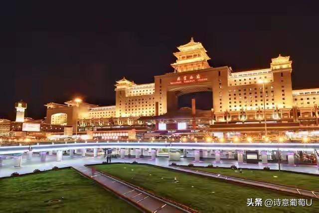 凌晨两点多，手机铃声跟催命似的响个不停。我摸黑接起电话，那头传来十年没联系的班长