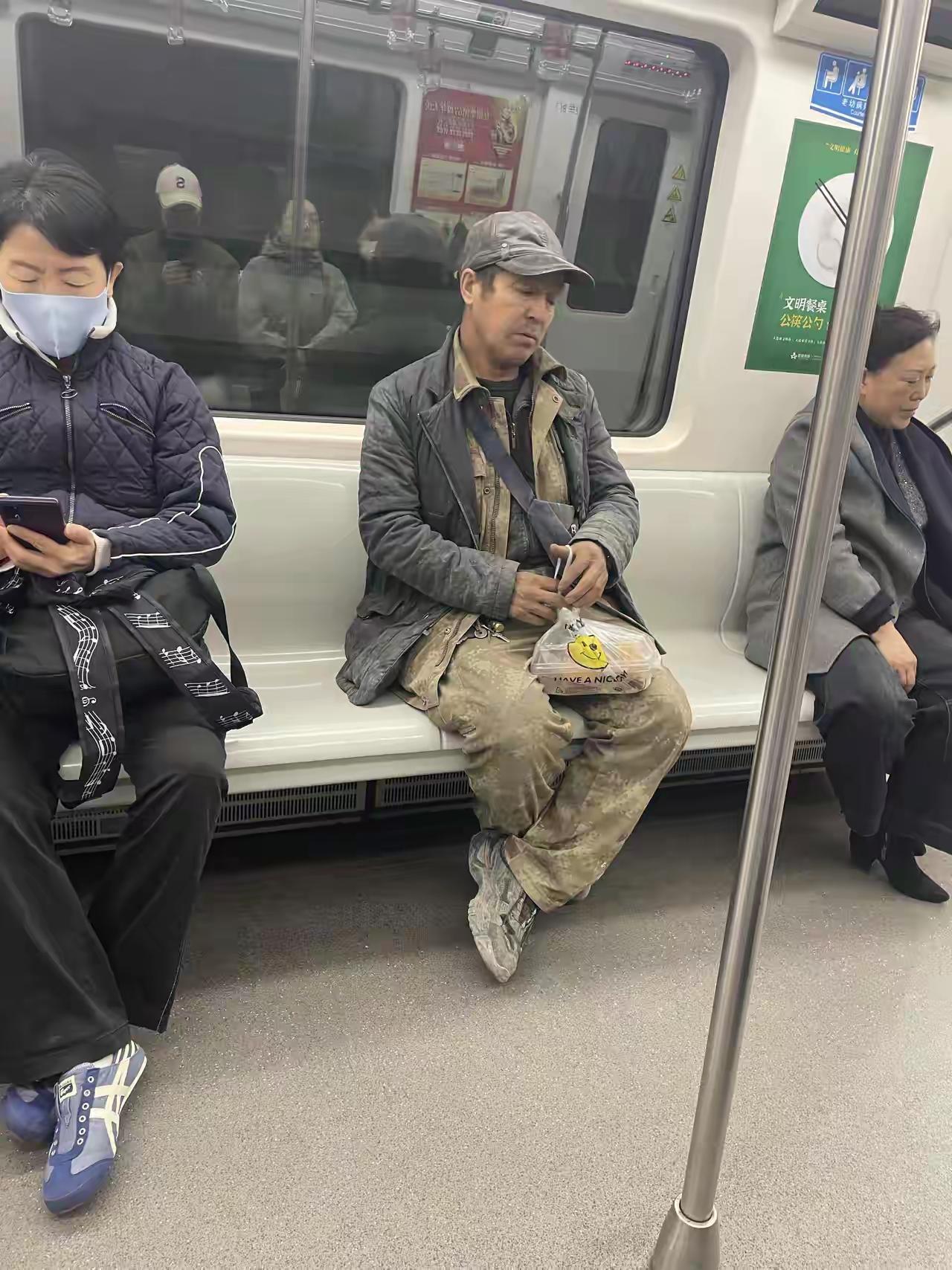 大叔每天上下班都要坐地铁，今天下班由于太劳累一进地铁坐着就睡着了！满身的泥土和汗