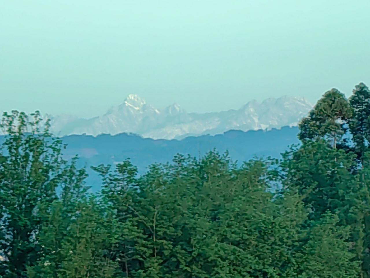 今天早上洪雅县洪洲大桥上拍摄的不知名的雪山群，请问大家一下，这是什么地方的雪山，