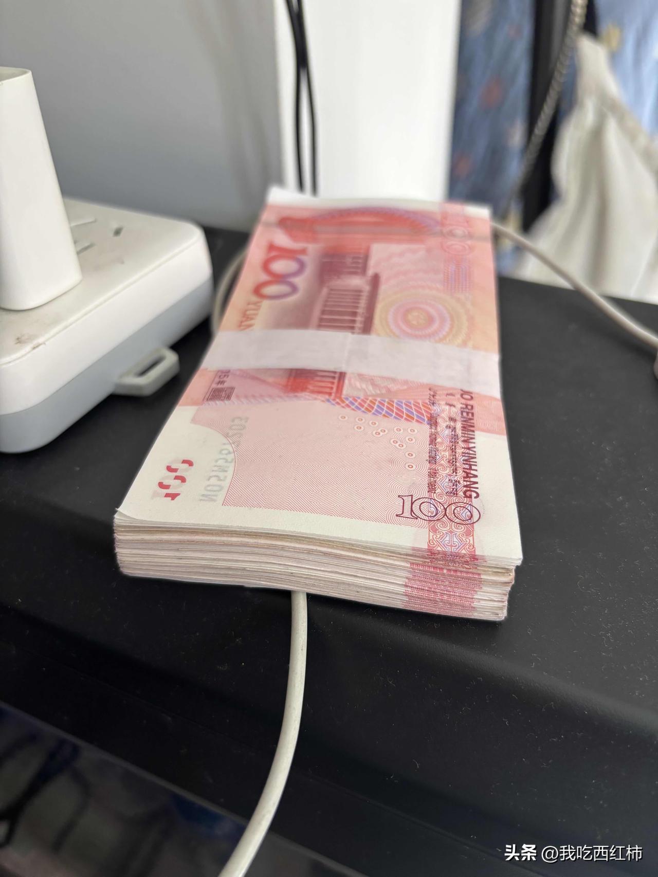 公婆给的钱，你们都收吗
公公话不多，来我们这一趟，直接拿了一万块钱，说我们现在手