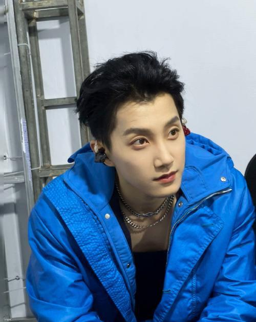 范世琦看中医，没把脉先冒汗，外套一脱，全场懵了。
惠英红眼神一凝：这演的哪出？