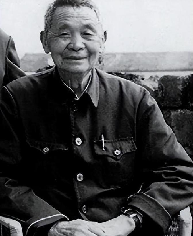 1955年，甘祖昌被授予开国少将军衔，这份用热血性命换来的无上荣誉，却让他满心沉