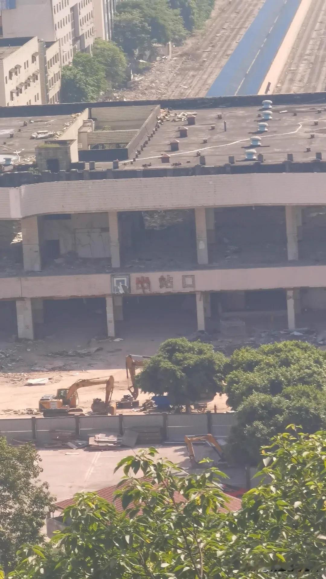 重庆菜园坝火车站正在拆迁，这可把钓鱼佬给乐坏了。春运时期这里的场景，对一些老重庆