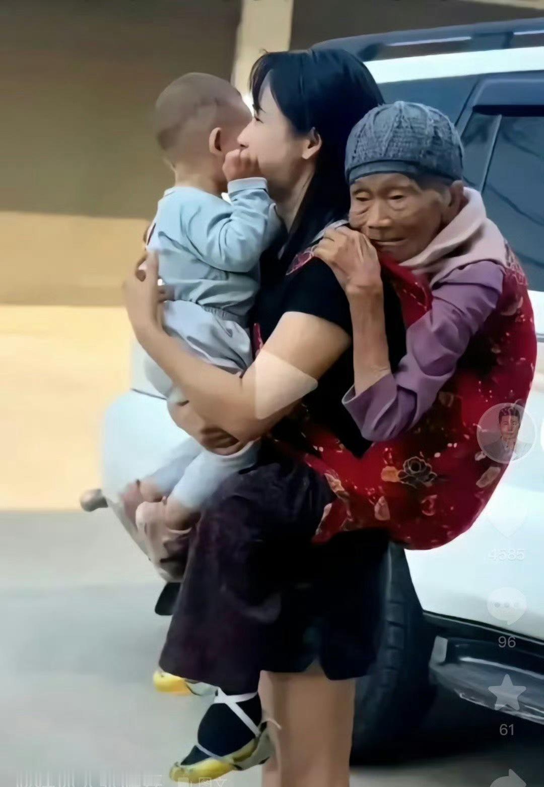 是什么样的家庭，培养出善良有爱的女子？云南某地街头，当时一位二十多岁女子面前抱一