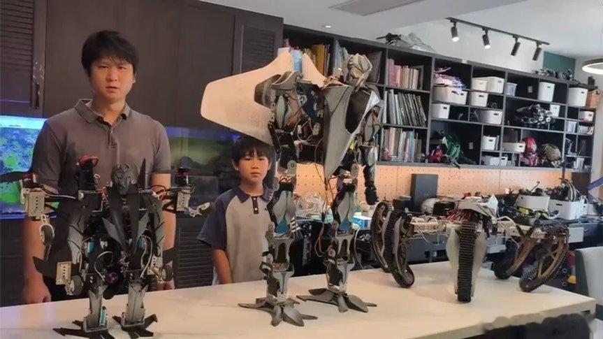 凤凰新闻【本以为天花板是宇树科技，结果这机器人一出场直接碾压】本以为天花板是宇树