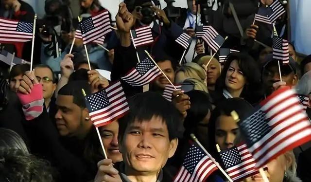 美国人一针见血：“如果中国真的那么好，为啥还有大批人移民到美国？”中国人移民美国