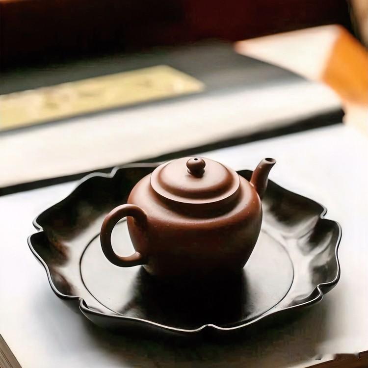 《茶道天成·诗经雅体》
铜壶如鼎，沸水如涛。新芽怯浪，翠痕未消。世人逐华，茶客待