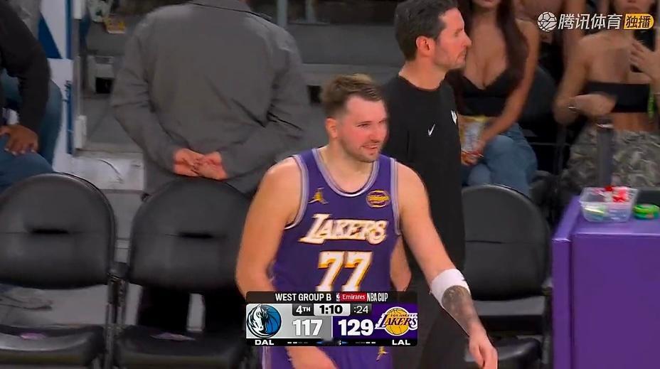 今天湖人三巨头，里夫斯38分，东契奇35分，詹姆斯13分詹姆斯给年轻一辈的建议东