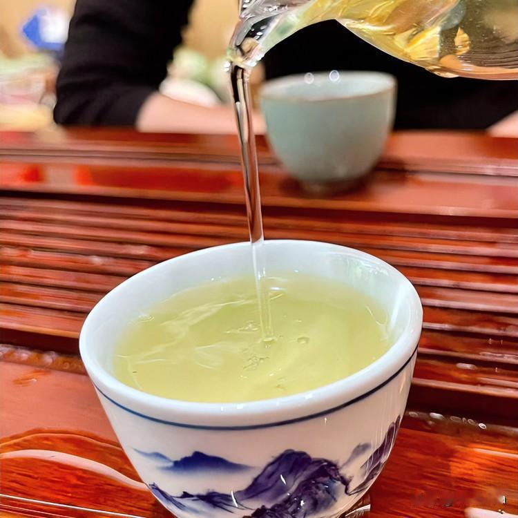 《待茶真韵·寄生草体》
铜壶沸水碧瓯中，新芽初怯浪头凶。世人岂识真滋味？岁月方成