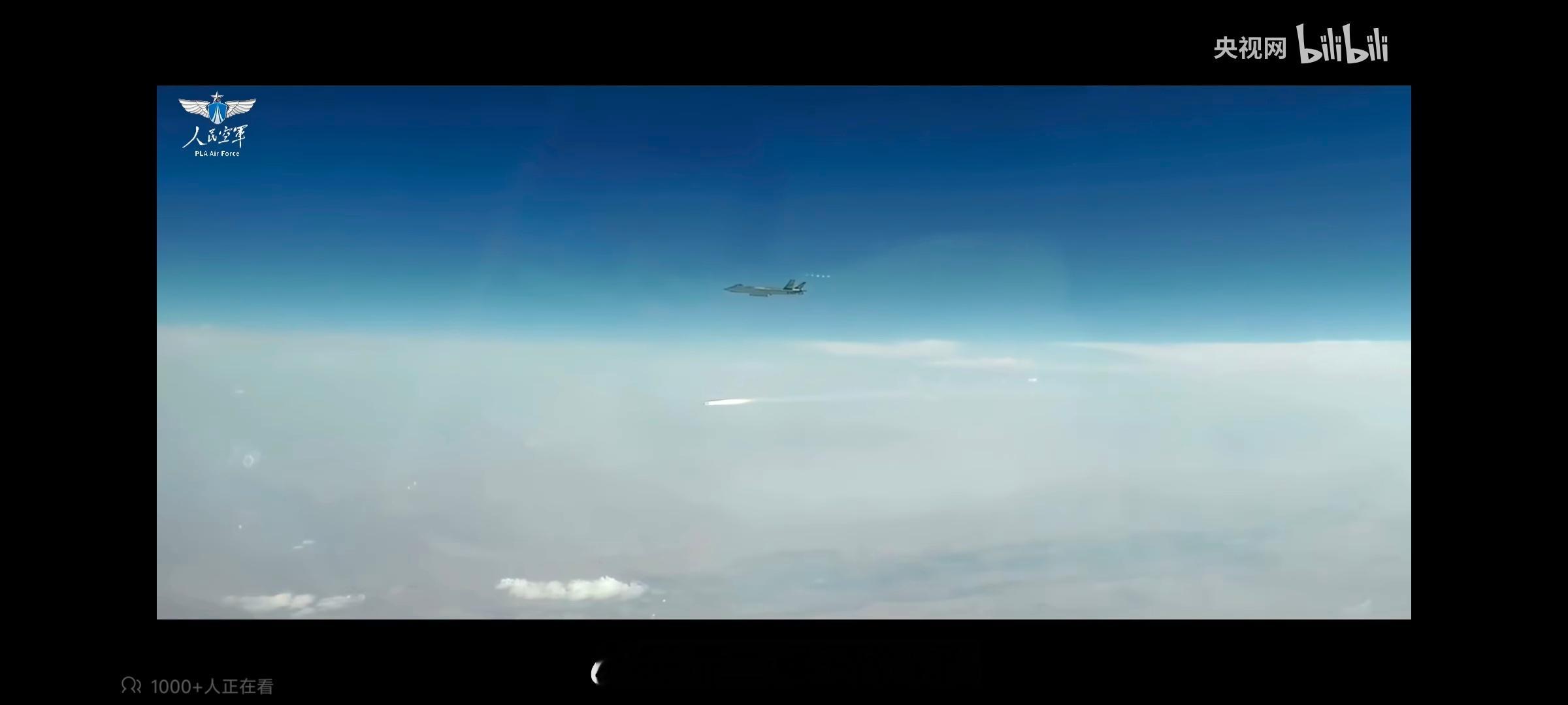 庆祝人民空军成立76周年 好家伙，J35打导弹，威龙1号与玄龙协同，科幻～ ​​