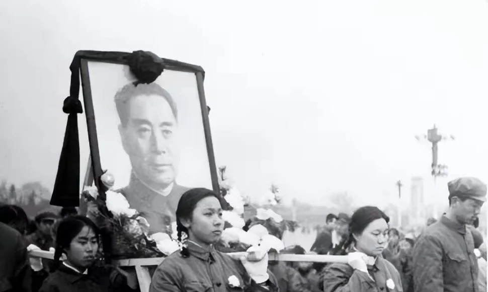 1976年，周总理朱老总毛主席逝世