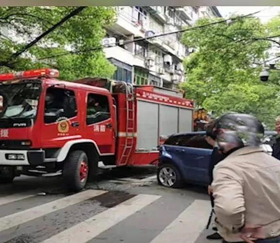 消防车每次接到报警出发时，总要遇到红灯；硬闯也不好，影响交通及安全，等红绿灯也耽